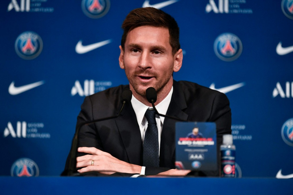 Lionel Messi melakukan konferensi pers sejak resmi menjadi pemain Paris Saint-Germain (PSG), Rabu, 11 Agustus 2021. Dalam konferensi pers tersebut, Messi tanpa ragu menegaskan bahwa targetnya adalah memenangkan Liga Champions bersama PSG.