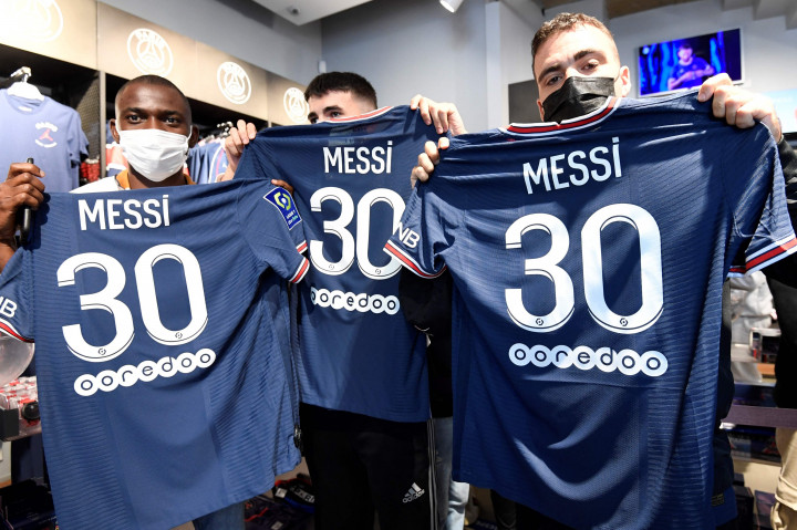Penjualan jersey Paris Saint-Germain (PSG) dengan nama Lionel Messi dan nomor punggung 30 juga laris manis.