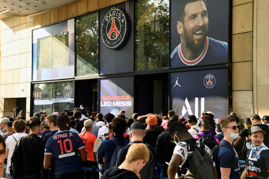 Fans PSG bahkan rela antre panjang demi bisa secepatnya mendapatkan jersey Messi.