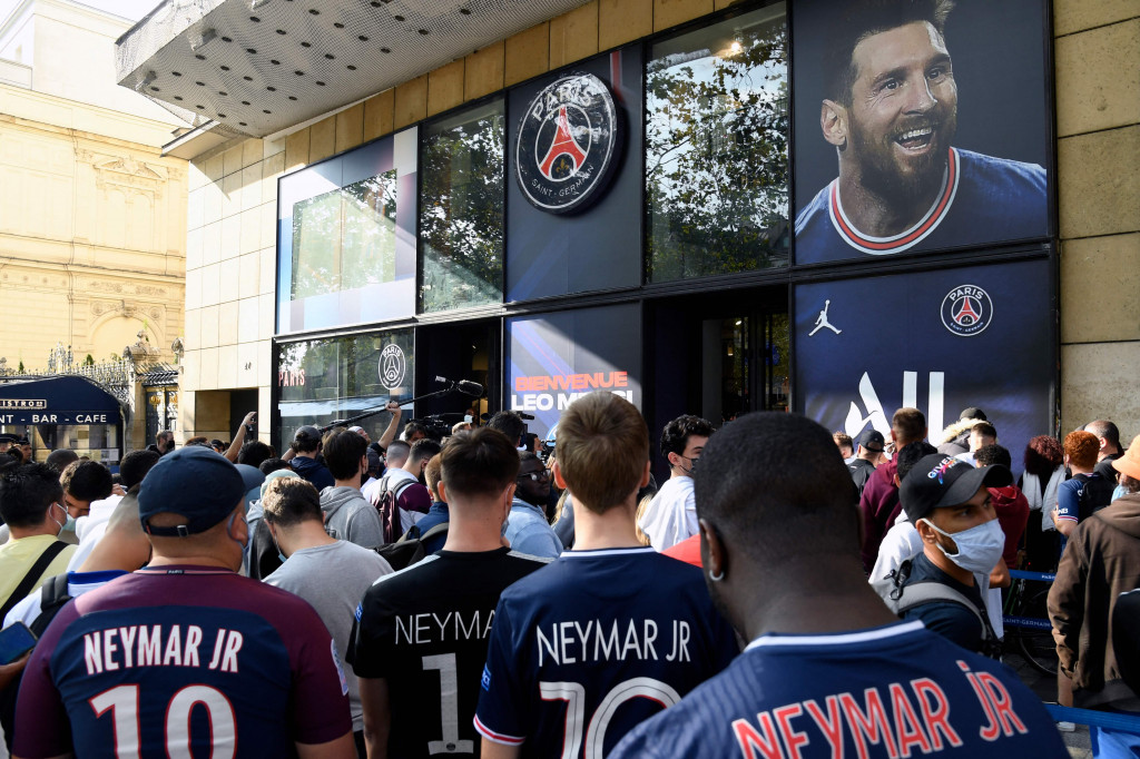 Orang-orang mengantre di toko resmi PSG untuk membeli jersey bertuliskan nama Lionel Messi di stadion Parc des Princes di Paris, Rabu, 11 Agustus 2021.