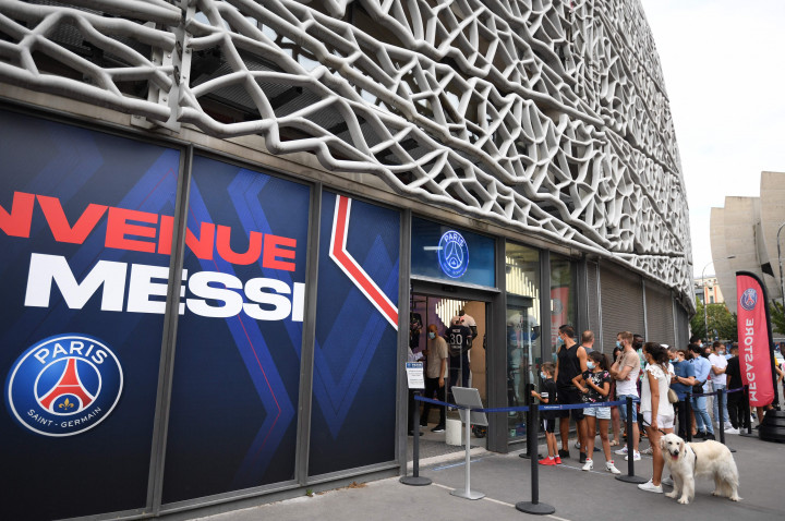Setelah PSG mengumumkan Lionel Messi sebagai rekrutan anyarnya, jersey La Pulga langsung terjual habis di toko online klub Les Parisiens.