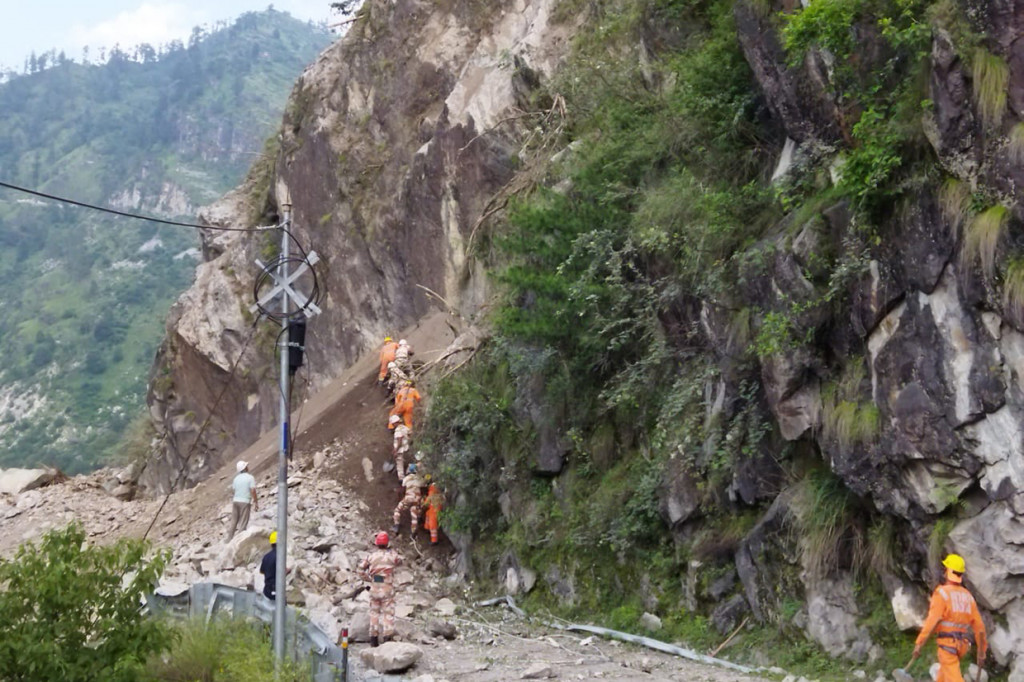 Anggota Pasukan Tanggap Bencana Nasional (NDRF) mencari korban selamat selama operasi penyelamatan di lokasi tanah longsor di distrik Kinnaur, negara bagian utara Himachal Pradesh, India, Rabu, 11 Agustus 2021.