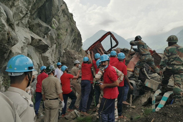 Personel Polisi Perbatasan Indo-Tibet (ITBP) memindahkan truk yang rusak saat operasi penyelamatan di lokasi tanah longsor di distrik Kinnaur, negara bagian Himachal Pradesh, India, Rabu, Rabu, 11 Agustus 2021.