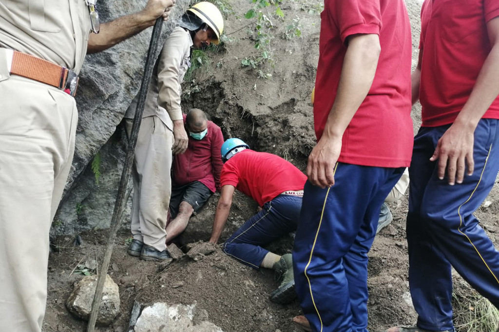 Sementara itu, 14 korban berhasil diselamatkan dalam kondisi luka-luka. 