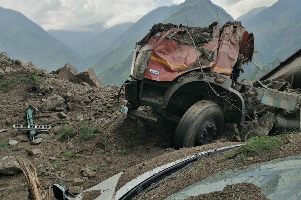 Polisi Perbatasan Indo-Tibet, menyatakan sebuah bus yang membawa sekitar 20 hingga 25 orang terkubur di bawah puing-puing. 