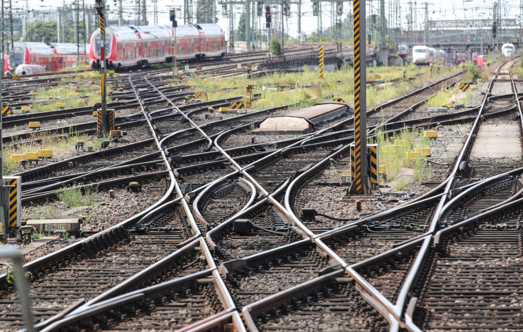 Para masinis yang tergabung dalam serikat GDL menggelar mogok kerja karena menuntut kenaikan upah terhadap Deutsche Bahn, perusahaan transportasi kereta api yang dikelola negara.  