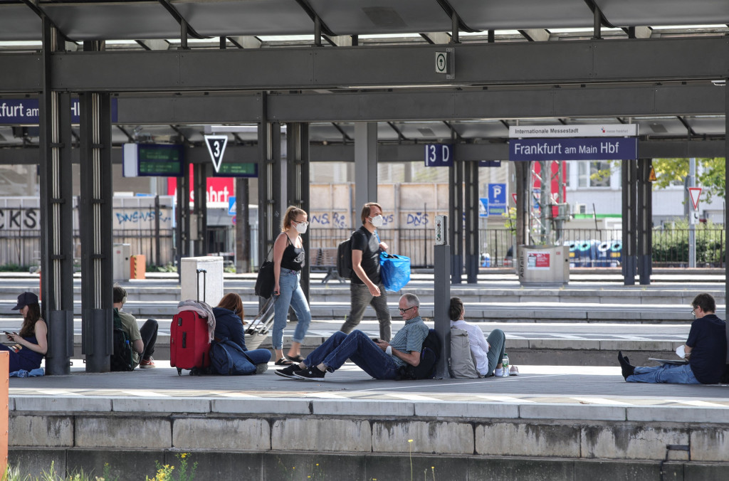 Pemogokan juga telah membuat banyak penumpang terdampar di stasiun, menunggu kereta mereka datang di seluruh Jerman.  