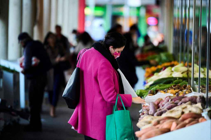 Warga berbelanja di supermarket di Canberra pada 12 Agustus 2021, ketika ibu kota Australia diperintahkan untuk melakukan lockdown selama tujuh hari setelah satu kasus Covid-19 terdeteksi.