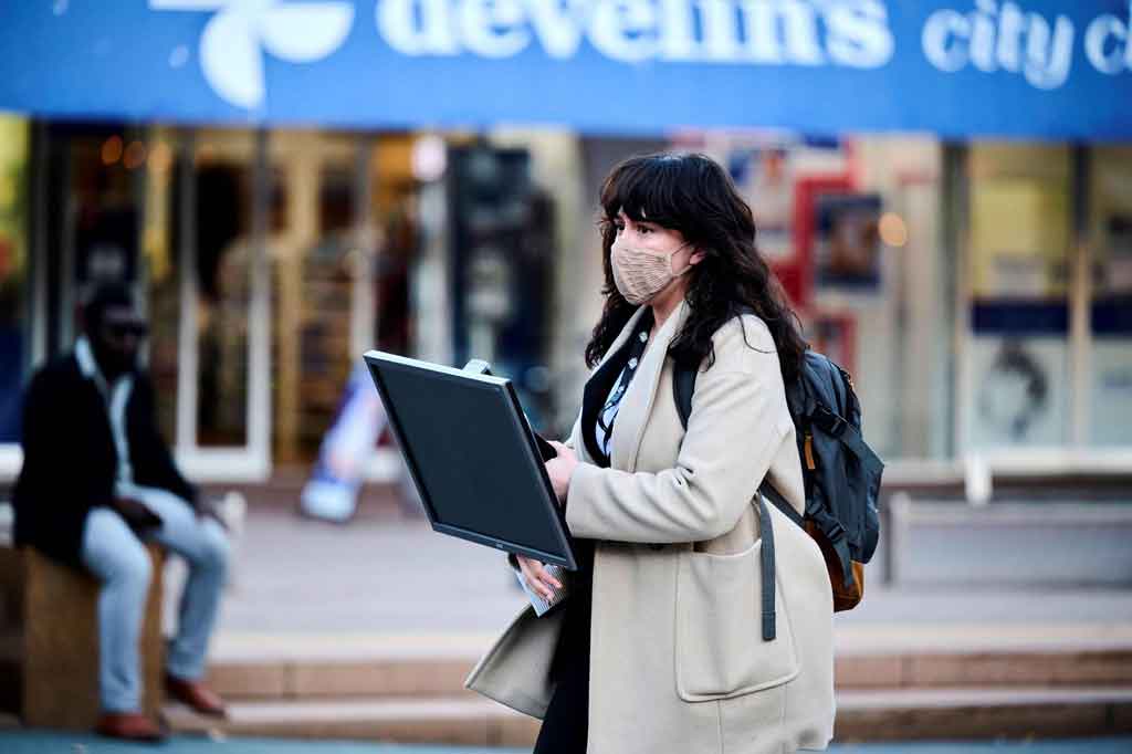 Sekitar 400 ribu warga di pusat politik negara itu akan berada di bawah perintah tinggal di rumah mulai pukul 17.00 waktu setempat, bergabung dengan jutaan lainnya yang sudah di-lockdown di tenggara Australia.