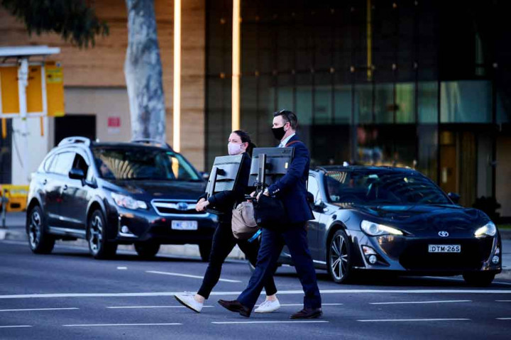 
Pihak berwenang juga mengimbau warga untuk menghindari panic buying, karena toko-toko mulai dipenuhi pembeli tanpa masker tak lama setelah pengumuman.