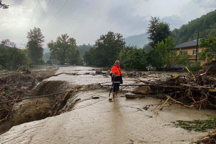 Sebanyak empat orang tewas akibat banjir bandang di Kastamonu di wilayah Laut Hitam, Turki. Direktorat Penanggulangan Bencana dan Darurat (AFAD) menuturkan satu orang hilang akibat bencana ini.