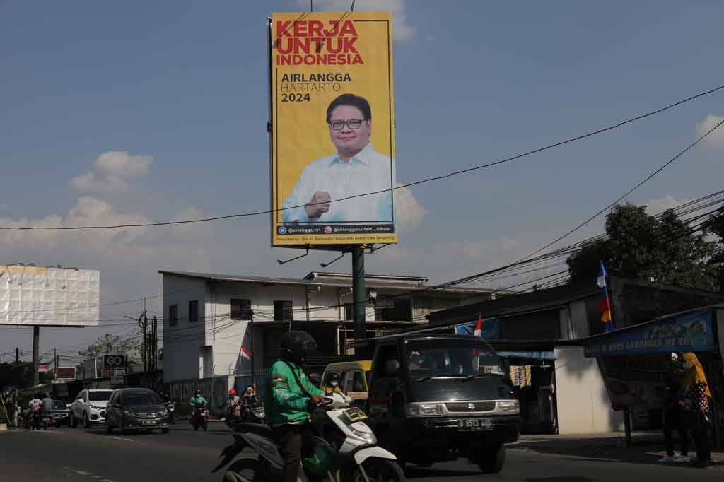 Sedangkan Airlangga berada di urutan ke-25 dengan tingkat pengenalan sebesar 30, 4 persen. Namun, ia menjelaskan, tingkat pengenalan yang tinggi lewat pemasangan baliho tidak selamanya berkorelasi baik dengan elektabilitas seseorang. 