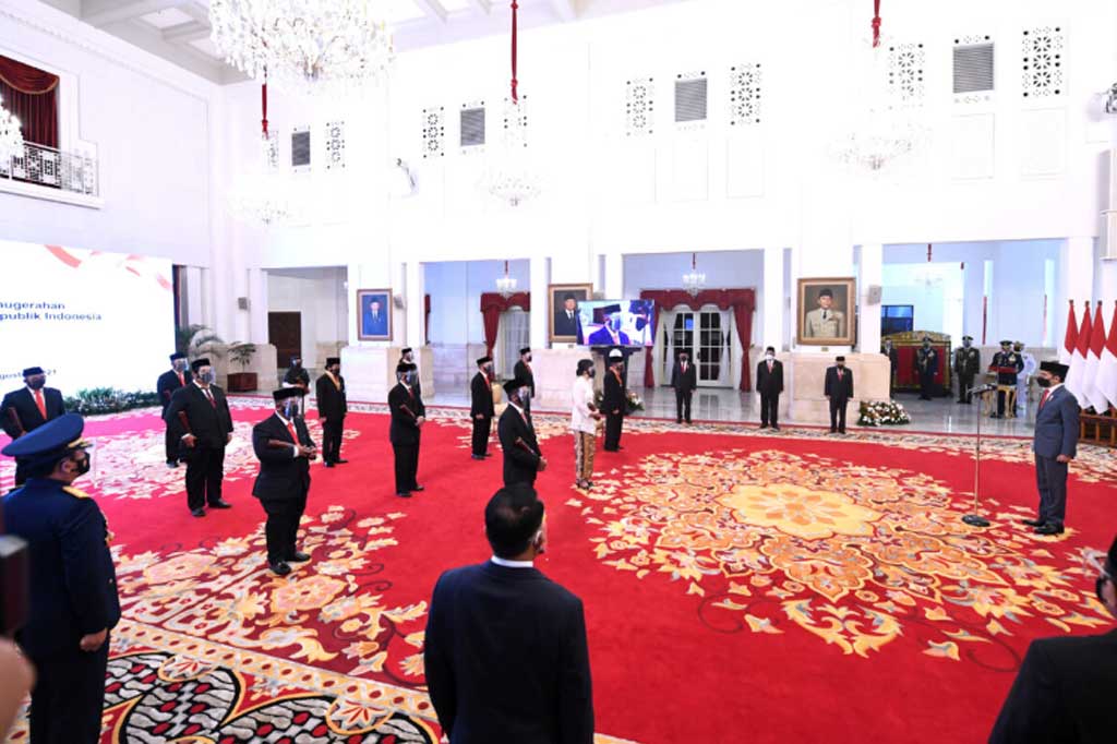 Presiden Joko Widodo menganugerahkan tanda kehormatan Bintang Mahaputera, Bintang Budaya Parama Dharma, dan Bintang Jasa kepada 335 penerima atas jasanya dalam penanganan pandemi covid-19. Acara penganugerahan digelar di Istana Negara, Jakarta, pada Kamis, 12 Agustus 2021, dengan menerapkan protokol kesehatan secara ketat.