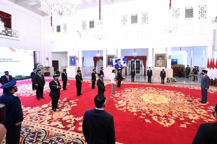 Presiden Joko Widodo menganugerahkan tanda kehormatan Bintang Mahaputera, Bintang Budaya Parama Dharma, dan Bintang Jasa kepada 335 penerima atas jasanya dalam penanganan pandemi covid-19. Acara penganugerahan digelar di Istana Negara, Jakarta, pada Kamis, 12 Agustus 2021, dengan menerapkan protokol kesehatan secara ketat.