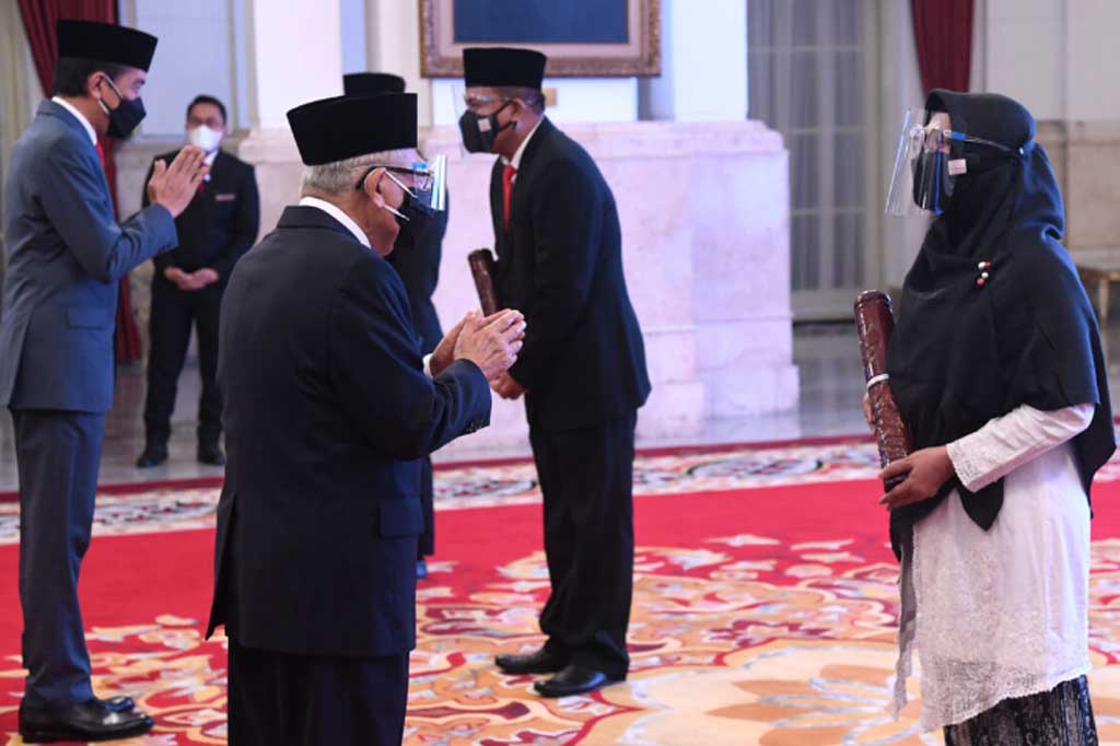 Dalam penganugerahan ini, terdapat 13 perwakilan penerima tanda kehormatan yang hadir secara fisik di Istana Negara, Jakarta. Perwakilan tersebut terdiri dari unsur mantan pejabat negara, pengusaha, ilmuwan, WNI (warga negara Indonesia), WNA (warga negara asing), para tenaga medis, dan para tenaga kesehatan.