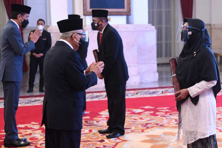 Dalam penganugerahan ini, terdapat 13 perwakilan penerima tanda kehormatan yang hadir secara fisik di Istana Negara, Jakarta. Perwakilan tersebut terdiri dari unsur mantan pejabat negara, pengusaha, ilmuwan, WNI (warga negara Indonesia), WNA (warga negara asing), para tenaga medis, dan para tenaga kesehatan.