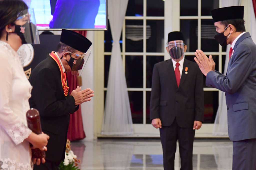 Penerima Bintang Mahaputera ialah sebagai berikut: Penerima Tanda Kehormatan Bintang Mahaputera Adipradana yaitu almarhum Dr. Artidjo Alkostar, S.H., LL.M. dan almarhum I Gede Ardika; Penerima Tanda Kehormatan Bintang Mahaputera Utama yaitu Antonius Sujata, S.H., M.H.; Penerima Tanda Kehormatan Bintang Mahaputera Nararya yaitu Drs. H. Maradaman Harahap, S.H., M.H. dan Dr. (H.C.) Dipl.-ing Jacobus Busono.