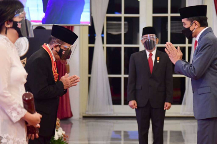 Penerima Bintang Mahaputera ialah sebagai berikut: Penerima Tanda Kehormatan Bintang Mahaputera Adipradana yaitu almarhum Dr. Artidjo Alkostar, S.H., LL.M. dan almarhum I Gede Ardika; Penerima Tanda Kehormatan Bintang Mahaputera Utama yaitu Antonius Sujata, S.H., M.H.; Penerima Tanda Kehormatan Bintang Mahaputera Nararya yaitu Drs. H. Maradaman Harahap, S.H., M.H. dan Dr. (H.C.) Dipl.-ing Jacobus Busono.