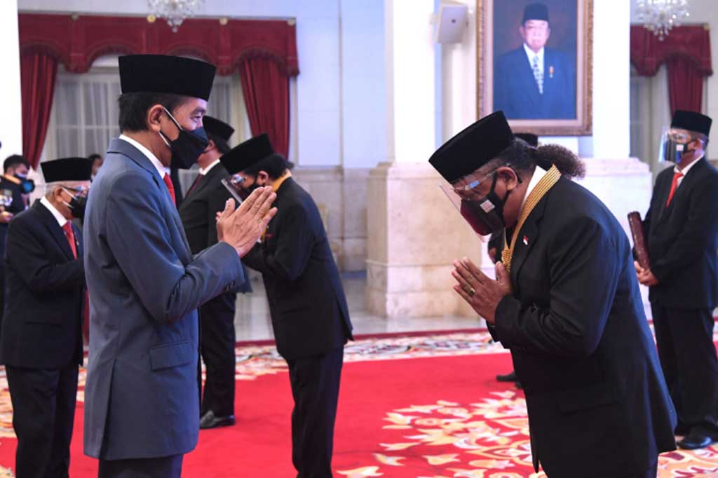 Selanjutnya, Kepala Negara pun menganugerahkan tanda kehormatan Bintang Jasa kepada total 329 penerima dengan berdasarkan pada Keputusan Presiden Republik Indonesia Nomor 78/TK Tahun 2021 yang ditetapkan tanggal 4 Agustus 2021.