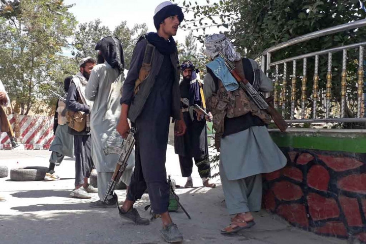 Seorang pejabat senior mengatakan Taliban telah merebut Ghazni, yang terletak di antara Kabul dan kota terbesar kedua, Kandahar, dan telah menguasai gedung-gedung pemerintah setelah bertempur hebat dengan pasukan Afghanistan. 