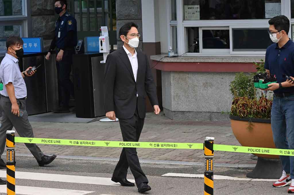 Pemimpin de facto raksasa teknologi Samsung resmi dibebaskan dari penjara dengan pembebasan bersyarat pada Jumat, 13 Agustus 2021. Ini merupakan contoh terbaru dari tradisi panjang Korea Selatan untuk membebaskan para pemimpin bisnis yang dipenjara karena korupsi atau penghindaran pajak dengan alasan ekonomi.