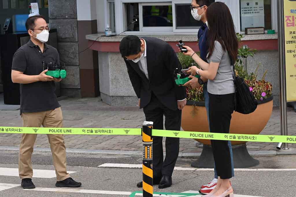 Lee, 53, membungkuk kepada wartawan yang menunggu di luar lembaga pemasyarakatan di selatan Seoul dan mengatakan kepada mereka: 