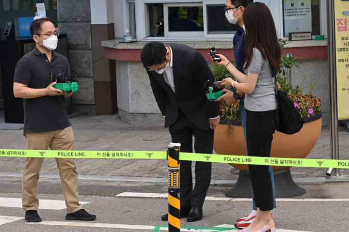 Lee, 53, membungkuk kepada wartawan yang menunggu di luar lembaga pemasyarakatan di selatan Seoul dan mengatakan kepada mereka: 