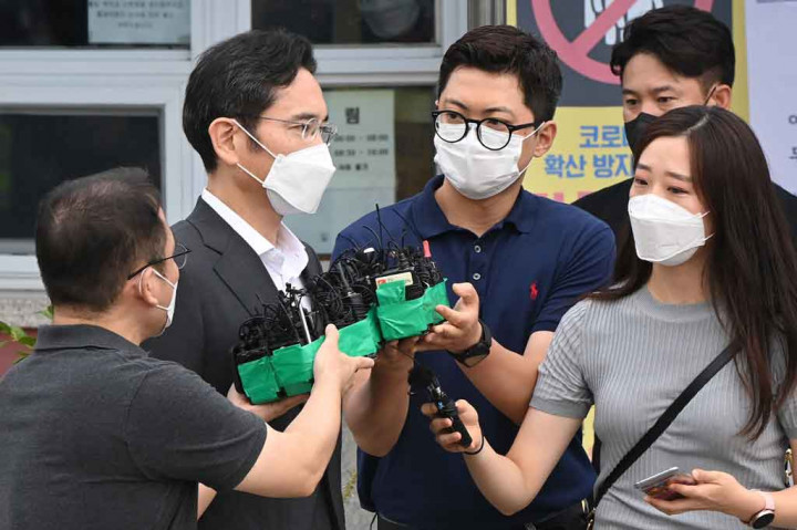 Mengenakan setelan hitam, dia menambahkan: 