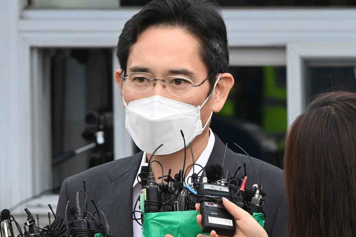 Lee Jae-yong - orang terkaya ke-202 di dunia menurut Forbes, dengan kekayaan bersih USD11,4 miliar - 
 seharusnya menjalani hukuman penjara dua setengah tahun karena penyuapan, penggelapan, dan pelanggaran lainnya sehubungan dengan skandal korupsi yang menjatuhkan mantan presiden Korea Selatan Park Geun-hye. Namun kemudian mendapat pembebasan bersyarat setelah menjalani hukuman selama enam bulan.