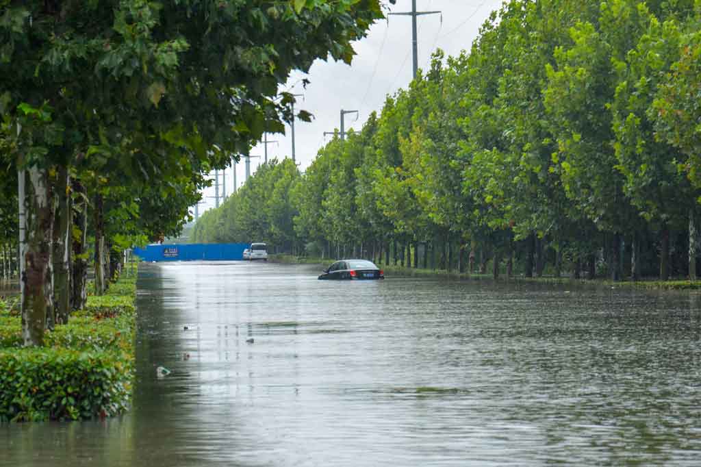 Sedikitnya 21 orang meninggal dunia dan empat lainnya hilang akibat banjir yang melanda Provinsi Hubei, Tiongkok, pascahujan deras dalam dua hari berturut-turut. Sekitar 8.000 orang terdampak bencana banjir tersebut.