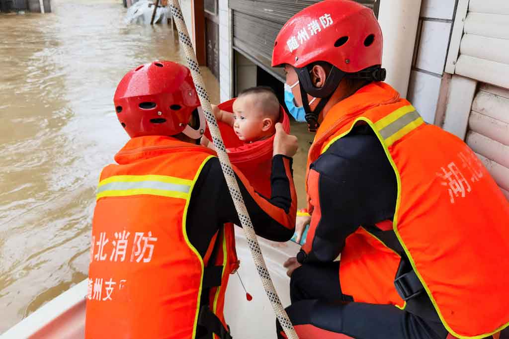 Tingginya curah hujan itu menyebabkan daerah di wilayah tengah daratan Tiongkok yang beribu kota di Wuhan itu tergenang air dengan ketinggian rata-rata 3,5 meter.