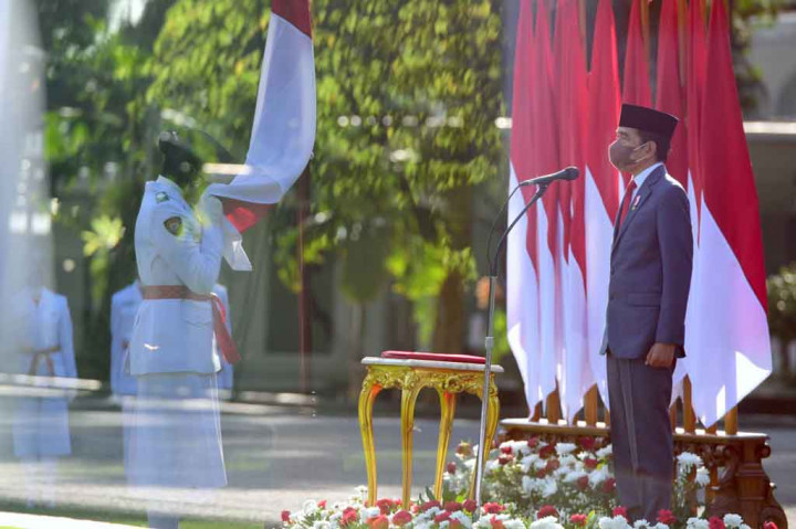 Presiden Joko Widodo (Jokowi) mengukuhkan 68 anggota Pasukan Pengibar Bendera Pusaka (Paskibraka) di halaman Istana Merdeka, Jakarta, Kamis, 12 Agustus 2021.Upacara pengukuhan dilakukan dengan menerapkan protokol kesehatan ketat.