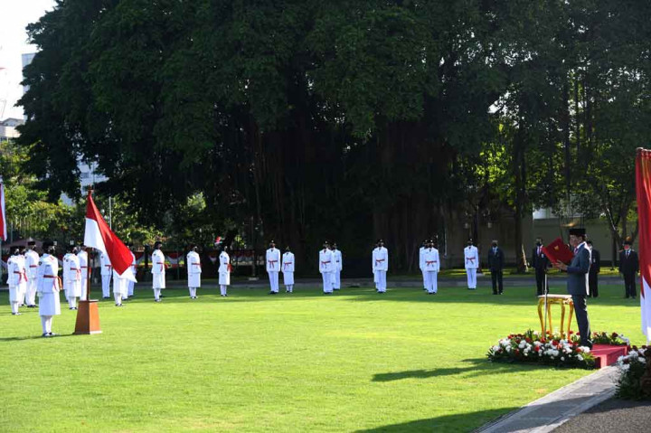 “Dengan memohon rida Allah Yang Mahakuasa, pada hari ini saya mengukuhkan saudara-saudara sebagai Pasukan Pengibar Bendera Pusaka yang akan bertugas di Istana Merdeka pada tanggal 17 Agustus 2021. Semoga Tuhan Yang Mahakuasa memberikan rahmat dan kemudahan dalam tugas negara,” ucap Presiden.