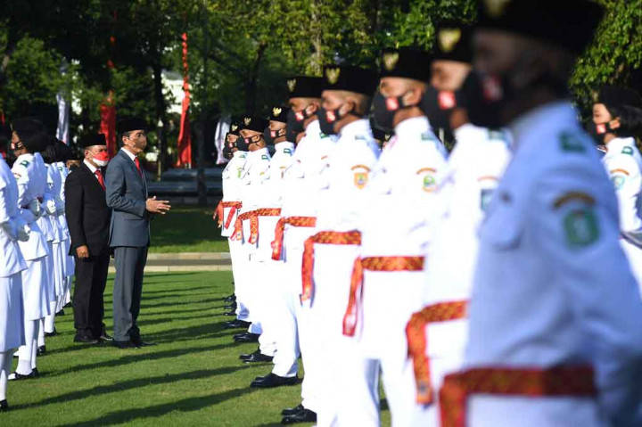 Namun, ada sedikit perbedaan dalam formasi Paskibraka tahun ini dibandingkan tahun lalu yaitu pasukan pengibaran dan penurunan bendera Merah Putih akan dilakukan dengan formasi lengkap 17-8-45.