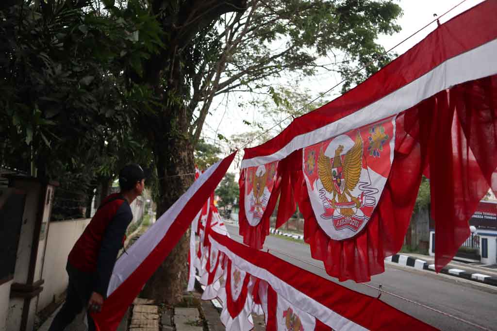 Para pedagang bendera musiman menjelang Perayaan Kemerdekaan RI pada 17 Agustus di Temanggung, Jawa Tengah mengeluhkan sepi lantaran terimbas pandemi covid-19. Kebanyakan warga memilih menggunakan bendera lama untuk menghemat pengeluaran, sehingga tidak membeli bendera baru.