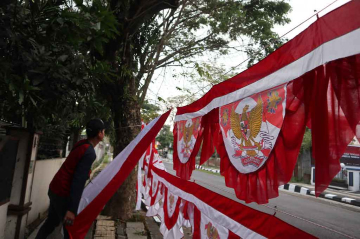 Para pedagang bendera musiman menjelang Perayaan Kemerdekaan RI pada 17 Agustus di Temanggung, Jawa Tengah mengeluhkan sepi lantaran terimbas pandemi covid-19. Kebanyakan warga memilih menggunakan bendera lama untuk menghemat pengeluaran, sehingga tidak membeli bendera baru.