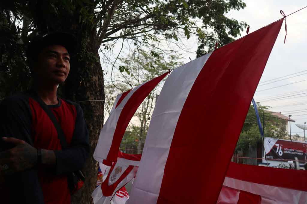 Sepinya penjualan bendera dialami Firman, 29, salah seorang penjual bendera asal Garut, Jawa Barat. Ia telah mulai memasarkan dagangannya di Kawasan Jalan Tentara Jenie Temanggung sejak tiga pekan terakhir.
