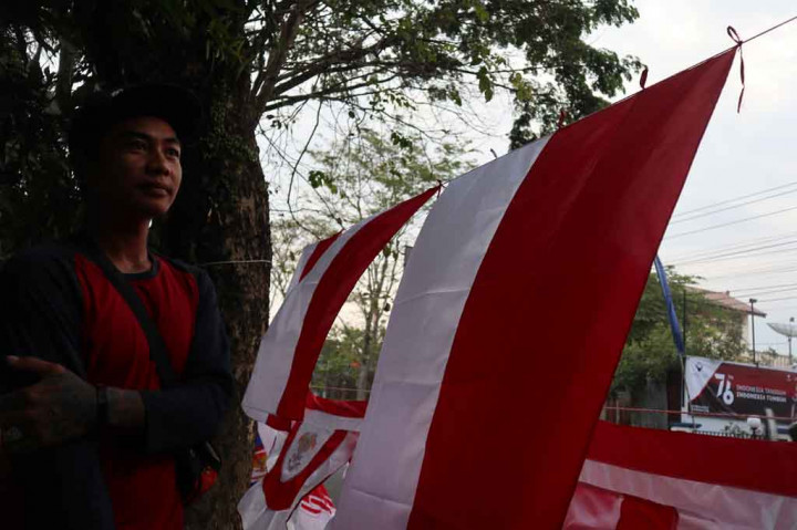 Sepinya penjualan bendera dialami Firman, 29, salah seorang penjual bendera asal Garut, Jawa Barat. Ia telah mulai memasarkan dagangannya di Kawasan Jalan Tentara Jenie Temanggung sejak tiga pekan terakhir.