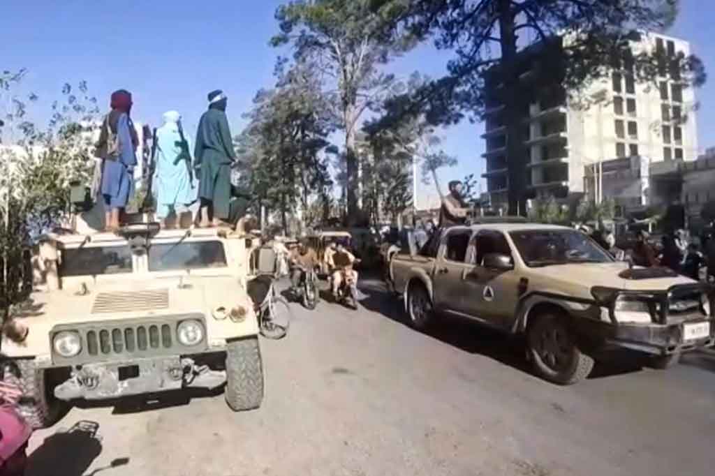 Kelompok militan bersenjata Taliban berdiri di atas kendaraan militer di jalan-jalan Herat, kota terbesar ketiga di Afghanistan, setelah pasukan pemerintah ditarik keluar sehari sebelumnya setelah berminggu-minggu dikepung.