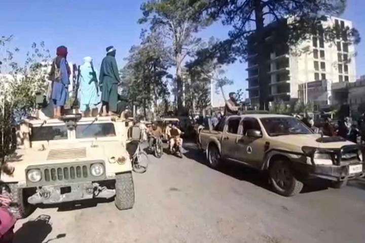 Kelompok militan bersenjata Taliban berdiri di atas kendaraan militer di jalan-jalan Herat, kota terbesar ketiga di Afghanistan, setelah pasukan pemerintah ditarik keluar sehari sebelumnya setelah berminggu-minggu dikepung.