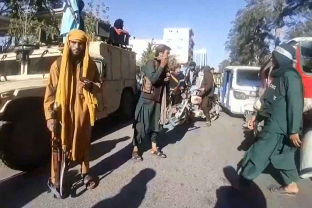 Kelompok bersenjata Taliban mengklaim telah merebut dua kota terbesar Afghanistan pada Kamis, 12 Agustus 2021 waktu setempat.  Penguasaan atas Kandahar dan Herat --kota terbesar kedua dan ketiga di Afghanistan-- menjadi kemenangan terbesar Taliban sejak mereka mulai mengintensifkan serangan pada Mei.
