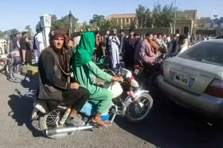 Menanggapi kemajuan Taliban yang begitu cepat, Pentagon akan mengirim sekitar 3.000 tentara tambahan dalam 48 jam untuk membantu evakuasi staf kedutaan. Sementara Pemerintah Inggris akan mengerahkan sekitar 600 tentara untuk mengeluarkan warga negara mereka dan penerjemah lokal Afghanistan.