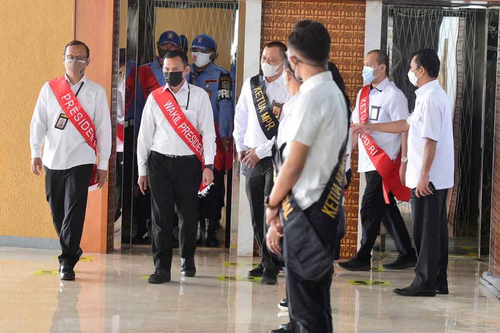Sejumlah pegawai melakukan gladi persiapan sidang tahunan MPR dan pidato Kenegaraan Presiden di Kompleks Parlemen, Senayan, Jakarta, Jumat, 13 Agustus 2021. Gladi kotor digelar dengan menerapkan protokol kesehatan ketat.