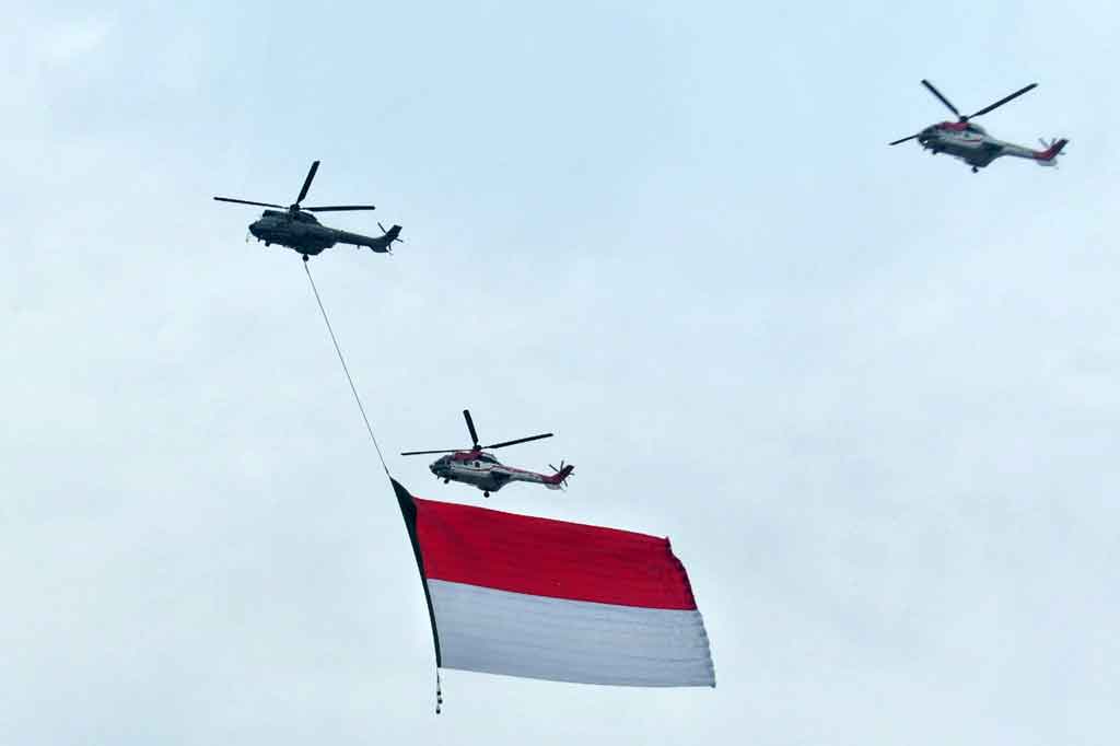 Berbagai persiapan terus dilakukan menjelang peringatan Hari Ulang Tahun (HUT) ke-76 Republik Indonesia. Seperti terlihat saat sejumlah helikopter TNI Angkatan Udara mengibarkan bendera Merah Putih raksasa mengelilingi Jakarta, Jumat, 13 Agustus 2021.