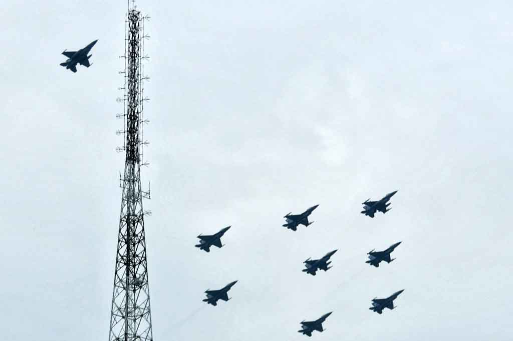Terlihat juga sejumlah pesawat tempur milik TNI Angkatan Udara melintas bersamaan dengan pengibaran Bendera Merah Putih raksasa menggunakan helikopter di Jakarta. Pengibaran bendera tersebut merupakan latihan persiapan untuk puncak peringatan HUT ke-76 RI pada tanggal 17 Agustus 2021 mendatang.