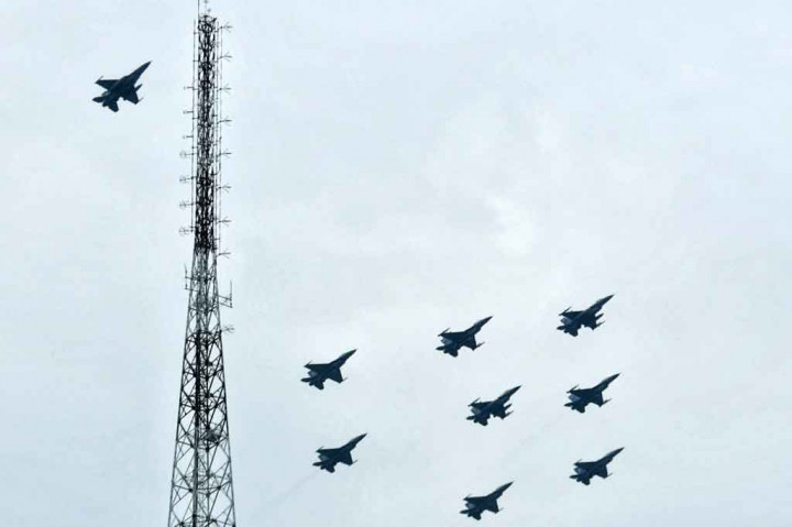 Terlihat juga sejumlah pesawat tempur milik TNI Angkatan Udara melintas bersamaan dengan pengibaran Bendera Merah Putih raksasa menggunakan helikopter di Jakarta. Pengibaran bendera tersebut merupakan latihan persiapan untuk puncak peringatan HUT ke-76 RI pada tanggal 17 Agustus 2021 mendatang.