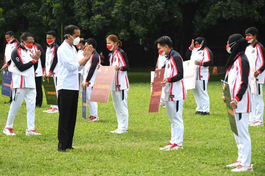 Presiden Joko Widodo menerima kontingen Indonesia yang berlaga di Olimpiade Tokyo 2020, sekaligus menyerahkan bonus apresiasi bagi para atlet dan para pelatih. Acara tersebut digelar dengan menerapkan protokol kesehatan yang ketat di halaman Istana Kepresidenan Bogor, Jawa Barat, pada Jumat, 13 Agustus 2021.