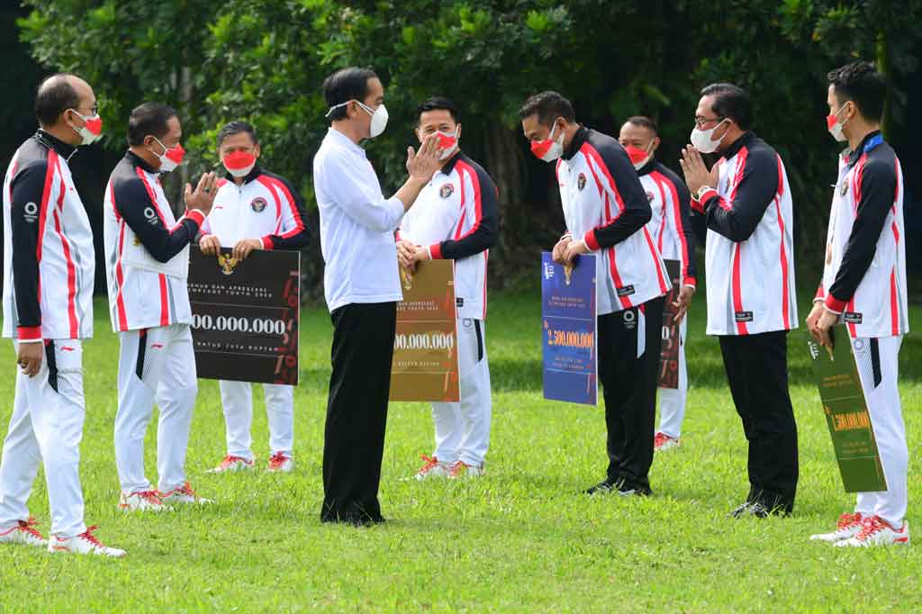 Atas prestasi yang diraih para atlet Indonesia, pemerintah memberikan penghargaan berupa bonus. Peraih medali emas Olimpiade Tokyo, pasangan ganda putri bulu tangkis Greysia Polii dan Apriyani Rahayu, masing-masing mendapatkan bonus sebesar Rp5,5 miliar.