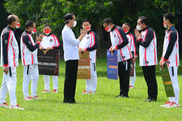 Atas prestasi yang diraih para atlet Indonesia, pemerintah memberikan penghargaan berupa bonus. Peraih medali emas Olimpiade Tokyo, pasangan ganda putri bulu tangkis Greysia Polii dan Apriyani Rahayu, masing-masing mendapatkan bonus sebesar Rp5,5 miliar.