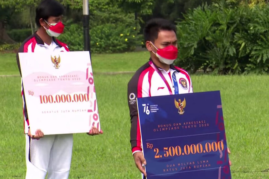 Sementara itu, peraih medali perak Olimpiade Tokyo, yakni Eko Yuli Irawan yang turun pada cabang olahraga angkat besi kelas 61 kilogram putra mendapatkan bonus sebesar Rp2,5 miliar.